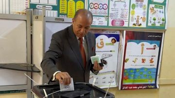 رئيس جامعة المنصورة يدلي بصوته في انتخابات مجلس النواب