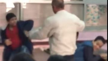 كسر ذراعه اتهام معلم رياضيات بالتعدى على طالب.. و التعليم تحقق كسر ذراعه اتهام معلم رياضيات بالتعدى على طالب.. و التعليم تحقق