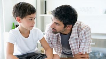 كيف تجعل طفلك واثقا؟.. خبير نفسي: الحوار مع الطفل أهم من الأوامر المباشرة لبناء شخصيته فيديو