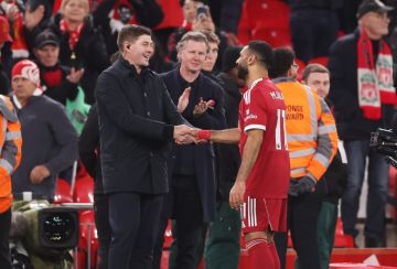 لقطة بين صلاح وجيرارد بعد مباراة ليفربول وأستون فيلا تخطف الأنظار لقطة بين صلاح وجيرارد بعد مباراة ليفربول وأستون فيلا تخطف الأنظار