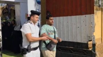 مشهد إنسانى .. الشرطة تساعد ذوى الإعاقةوكبار السن للتوجه لصناديق الاقتراع بالإنتخابات بأسوان