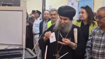 أسقف أسيوط يدلي بصوته في انتخابات مجلس النواب 2025