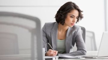 استشارية: التغيرات الاجتماعية والاقتصادية فرضت على بعض النساء الخروج للعمل