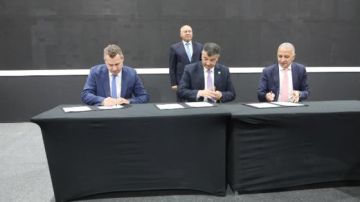 النقل توقع عقدا لإدارة وتشغيل شبكة القطار الكهربائى السريع مع اتحاد شركات