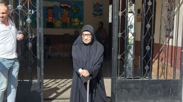 بالعكاز.. إصرار ووعي من سيدة مسنة للمشاركة في الانتخابات