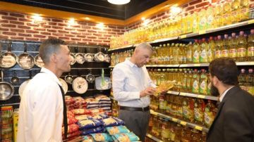 محافظ أسوان يقود جولات ميدانية مفاجئة لضبط الأسواق .. صور محافظ أسوان يقود جولات ميدانية مفاجئة لضبط الأسواق .. صور