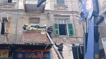 محافظ الإسكندرية يعاين موقع عقار كرموز المنهار جزئيا