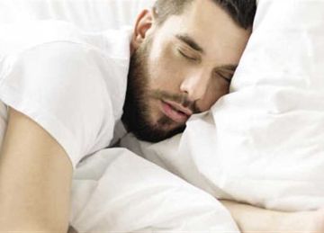 من البابونج للسلمون.. 7 أطعمة تساعد على تقليل الأرق وتحسين جودة النوم