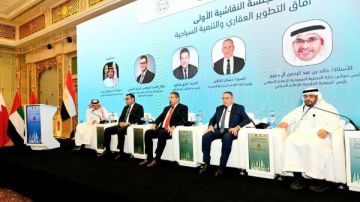 وزير الإسكان يشارك في جلسة نقاشية حول آفاق التطوير العقاري والتنمية السياحية