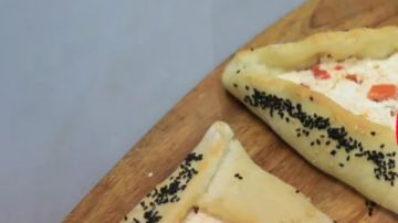 طريقة عمل مخبوزات بالجبنة والطماطم.. بأسهل الخطوات