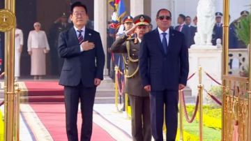 لحظة استقبال الرئيس السيسي لنظيره لى چاى ميونغ رئيس كوريا الجنوبية شاهد لحظة استقبال الرئيس السيسي لنظيره لى چاى ميونغ رئيس كوريا الجنوبية شاهد