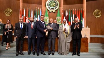 لفتة تضامنية.. الجامعة العربية تكرم المشرف على الإعلام الرسمي بفلسطين