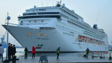 محافظ بورسعيد ونائب رئيس الهيئة الاقتصادية لقناة السويس يستقبلان السفينة السياحية MSC Armonia 