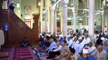 الافتاء: الملائكة تسجل أسماء المتسابقين إلى صلاة الجمعة حتى يصعد الإمام المنبر الافتاء: الملائكة تسجل أسماء المتسابقين إلى صلاة الجمعة حتى يصعد الإمام المنبر