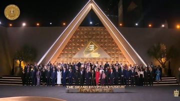 الرئاسة: كل ملوك ورؤساء وأمراء الدول تلقوا نموذجا مصغرا للمتحف الكبير الرئاسة: كل ملوك ورؤساء وأمراء الدول تلقوا نموذجا مصغرا للمتحف الكبير