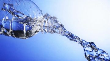 الصحة ترد على شائعات تلوث المياه المعدنية وسحبها من الأسواق