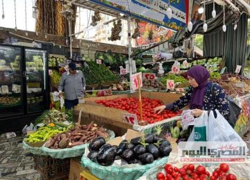 الطماطم بـ8 جنيهات.. أسعار الخضراوات والفاكهة بسوق العبور اليوم الخميس