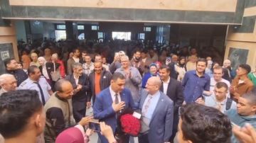 بالورود.. طلاب العلوم بجامعة المنوفية ينظمون ممرا شرفيا لعميد الكلية