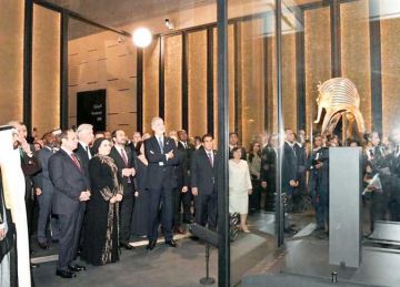 بعد حفل افتتاح المتحف المصرى الكبير.. قاعة توت عنخ آمون تضاء بمقتنيات الملك الصغير