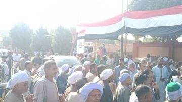 توافد الناخبين على لجان الاقتراع للإدلاء بأصواتهم في انتخابات مجلس النواب بأسوان.. شاهد