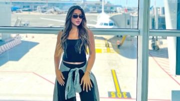 سارة سلامة تثير الجدل بإطلالة جريئة فى المطار.. صور