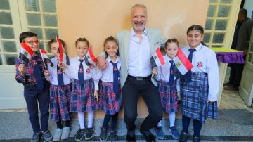 شاهد الإعلامي تامر أمين يزور مدرسته بالدقي ويستعيد ذكرياته التعليمية