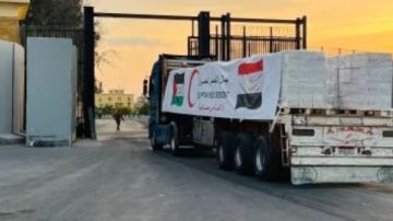 قافلة زاد العزة الـ76 تدخل إلى الفلسطينيين بقطاع غزة