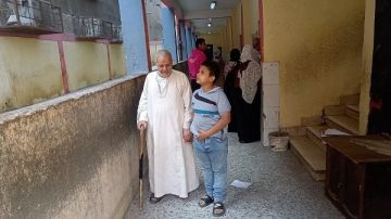 مسن كفيف يدلي بصوته في الانتخابات البرلمانية بالمنيب شاهد