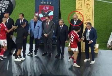 موقف محرج وغريب.. زيزو يرفض مصافحة نائب رئيس الزمالك في مراسم السوبر المصري (فيديو)
