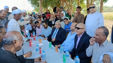 أهالي الإقالتة يستقبلون محافظ الأقصر بالزغاريد ويطالبون بمدرسة باسمه