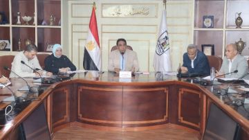 السكرتير العام المساعد لبني سويف يعقد اجتماعا باللجنة التنسيقية لمتابعة المستجدات وبحث آليات تسريع وتيرة العمل بملف التصالح