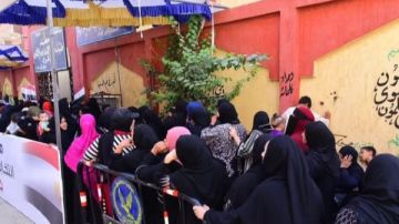 اليوم الثانى..توافد الناخبين للجان الاقتراع للإدلاء بأصواتهم فى انتخابات مجلس النواب بأسوان اليوم الثانى..توافد الناخبين للجان الاقتراع للإدلاء بأصواتهم فى انتخابات مجلس النواب بأسوان