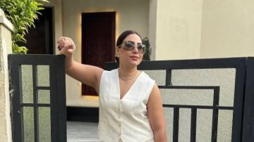 بوسي تخطف الأنظار بإطلالة صيفية أنيقة باللون الأبيض بوسي تخطف الأنظار بإطلالة صيفية أنيقة باللون الأبيض