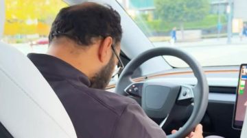 تسريب صور لسائق سيارة تسلا ذاتية القيادة نائما يثير الجدل تسريب صور لسائق سيارة تسلا ذاتية القيادة نائما يثير الجدل