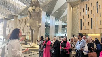 جهود مكثفة لتنظيم وإدارة حركة الزائرين بالمتحف المصري الكبير جهود مكثفة لتنظيم وإدارة حركة الزائرين بالمتحف المصري الكبير