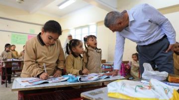 محافظ أسوان يتفقد المدارس لمتابعة إنتظام العملية التعليمية..صور