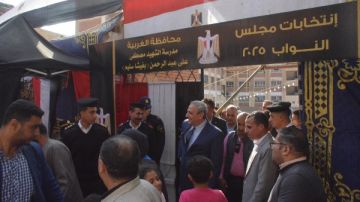 محافظ الغربية يتفقد لجان قرى مركز طنطا في اليوم الأول لانتخابات مجلس النواب
