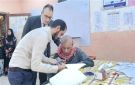 صور.. رئيس لجنة يساعد مسن على الإدلاء بصوته في الهرم