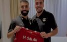 محمد صلاح يهدي قميص ليفربول لثنائي منتخب مصر