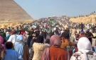 في يوم غير مسبوق للسياحة المصرية.. تدفق الزائرين على الأهرامات والمتحف الكبير