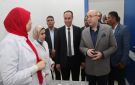 محافظ بني سويف يطمئن على صحة رضيعة مصابة بنقص هرمون الغدة الدرقية أثناء تفقده لوحدة بني عدي بناصر