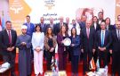 وزيرة التضامن تكرم الدكتورة غادة والى وتهديها درع صندوق الإدمان
