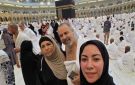 صبحي خليل وزوجته وابنته يؤدون مناسك العمرة