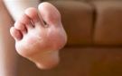 رجلك هتنعم.. طريقة طبيعية فعالة لإزالة الجلد الميت من القدمين