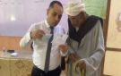مشاهد مضيئة بانتخابات أسوان.. قاض يساعد مسنا على الإدلاء بصوته