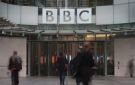 فضيحة في BBC تهز الإعلام البريطاني .. استقالات قيادية واتهامات بالتحيز المؤسسي