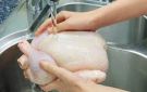 غسل الدجاج قبل الطهي.. عادة خطيرة قد تنشر البكتيريا في مطبخك