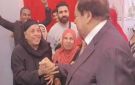 لحظة إنسانية بين النائب محمد أبو العينين وسيدة مسنة تشعل أجواء لجنة الدقي في انتخابات مجلس النواب