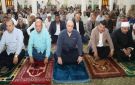 محافظ بني سويف يؤدي صلاة الجمعة بمسجد عمر بن عبد العزيز.. وخطيب المسجد يحذر من مخاطر السوشيال ميديا على الأطفال