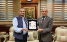 محافظ المنيا يكرم رئيس قطاع البنك الزراعي المصري لدوره فى دعم خطط التنمية
